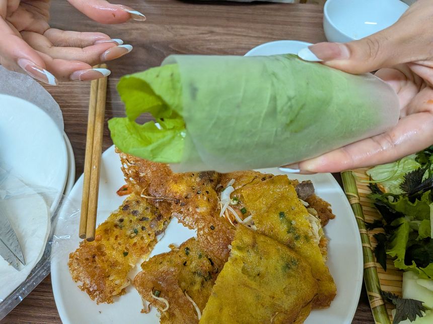 巻き終わったバインセオを手に持ったところ。片手で持てる太さになる
