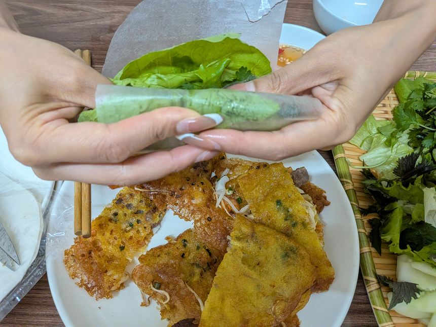 ライスペーパーを手前から巻いている途中。両端は折り込まず筒状にする