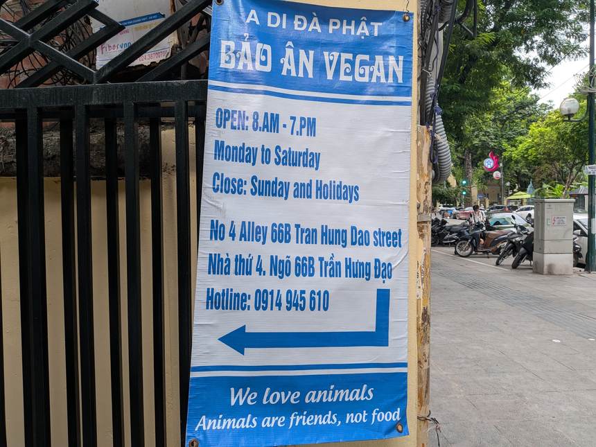 ハノイのヴィーガン・バインミー店「Bao An Vegan」の案内看板