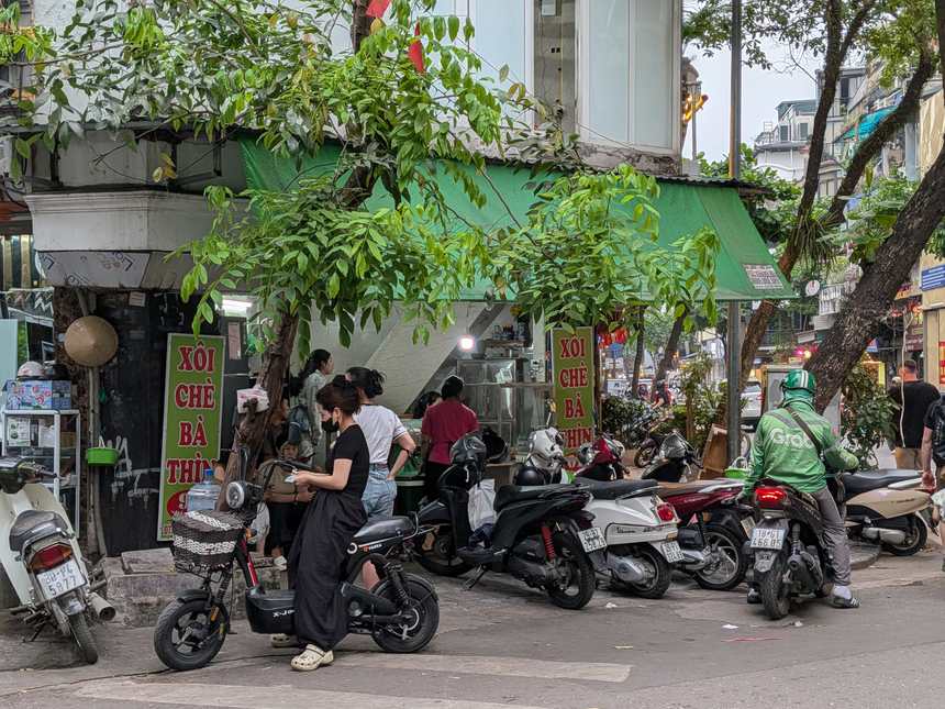 ハノイ旧市街のチェー店 Xôi Chè Bà Thìn の店先