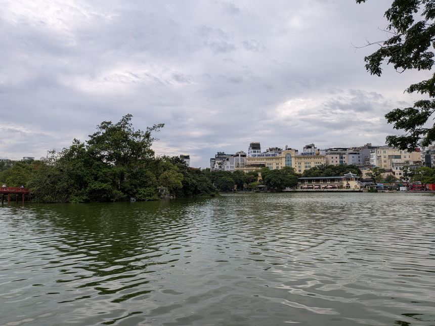 ホアンキエム湖の湖畔から対岸の街並みを望む。ハノイ中心部の景観