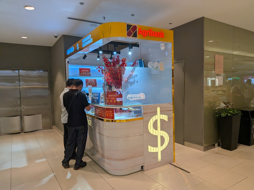 商業施設内にあるAgribankの両替カウンター。「CURRENCY EXCHANGE」「BEST RATE」の掲示が並ぶ