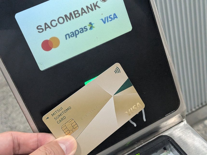 ベトナムのSacombankのATMに、日本発行のVISAカードをかざすところ