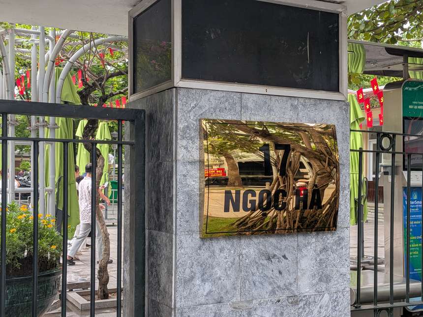 ゴックハー通り沿いの門にある「17 Ngọc Hà」の住所表示。ここが廟の見学者用入口の目印になる