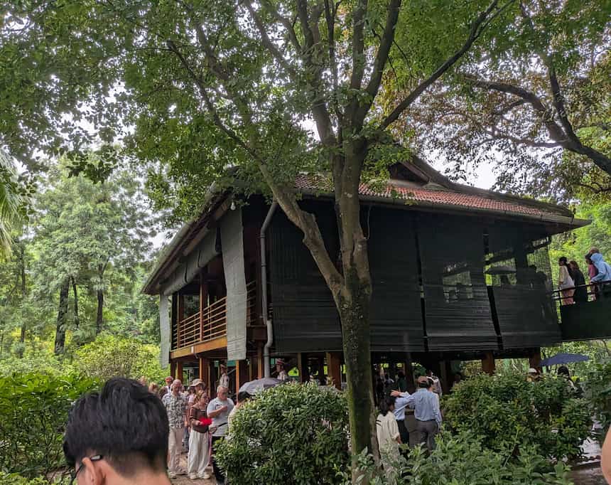 ホーチミン廟の敷地内にあるホーおじさんの家（高床式住居）の外観