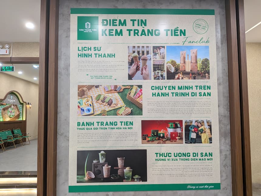 ケムチャンティエンの店内に掲げられた歴史パネル。創業の由来や『Phi thực Kem Tràng Tiền bất thành người Hà Nội』の一文が並ぶ