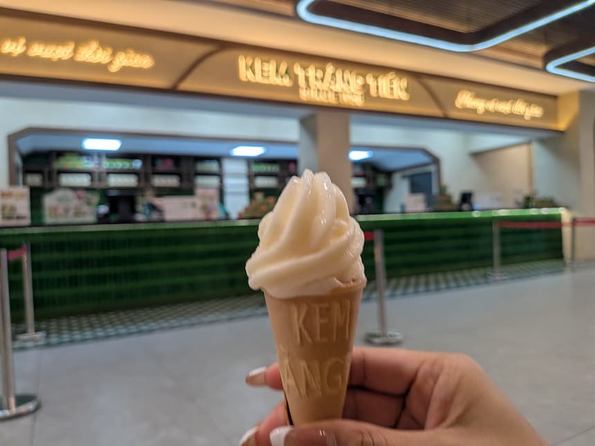 ケムチャンティエンのソフトクリーム状のコーン。白くなめらかに巻かれたアイスを店内で手に持つ
