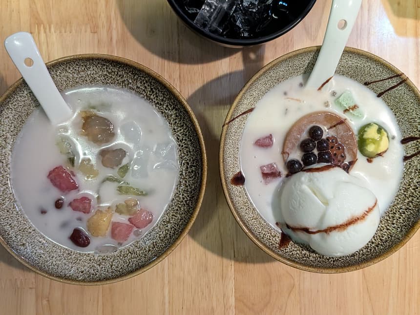 ハノイ旧市街のチェー専門店「Little Bowl」のアイス入りチェー。