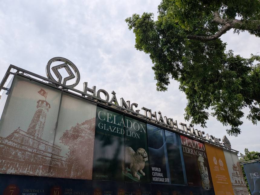 タンロン遺跡（ハノイ）の入口にある「HOÀNG THÀNH THĂNG LONG」の看板。世界遺産であることが示されている