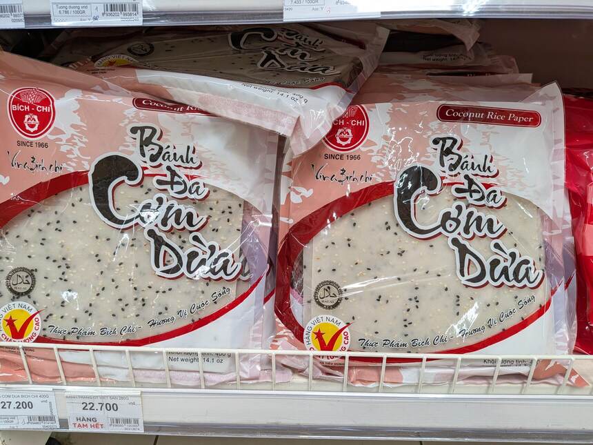 ごまを入れた厚手のバインダー(bánh đa)。春巻き用の薄い皮とは別の食べ物
