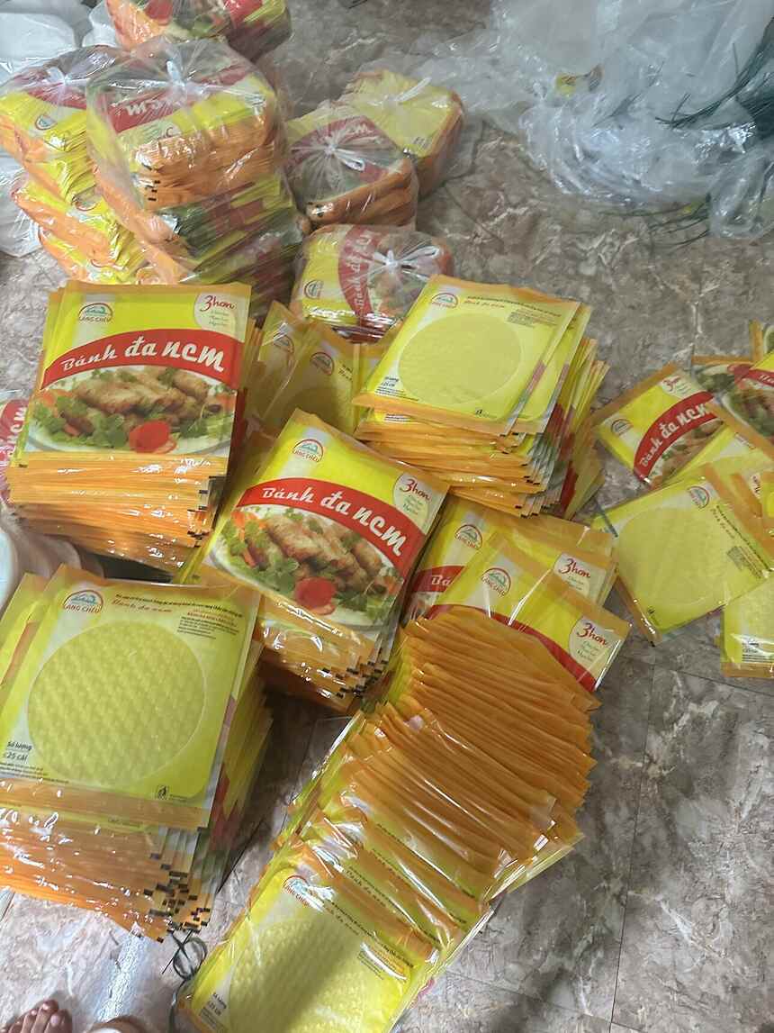 出荷前に積み上げられた、チェウ村のバインダーニャムの袋