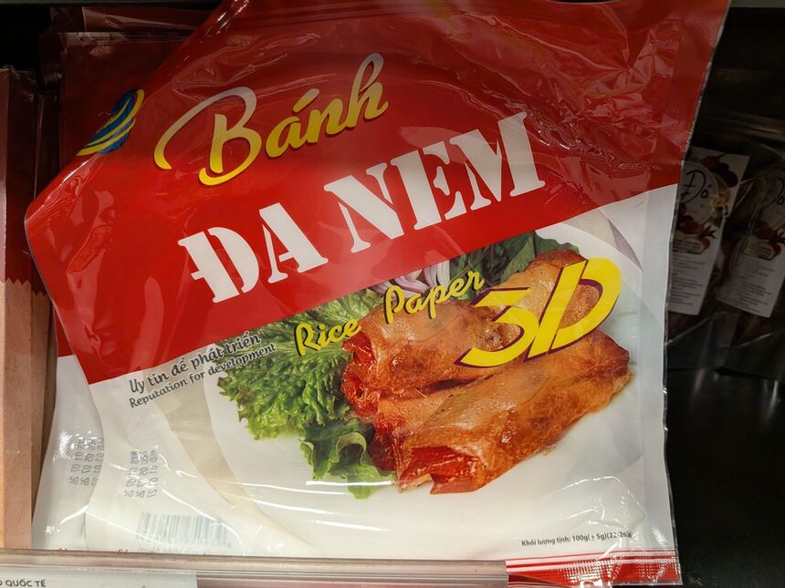 ハノイの店頭に並ぶ「BÁNH ĐA NEM(バインダーニャム)」と書かれた袋