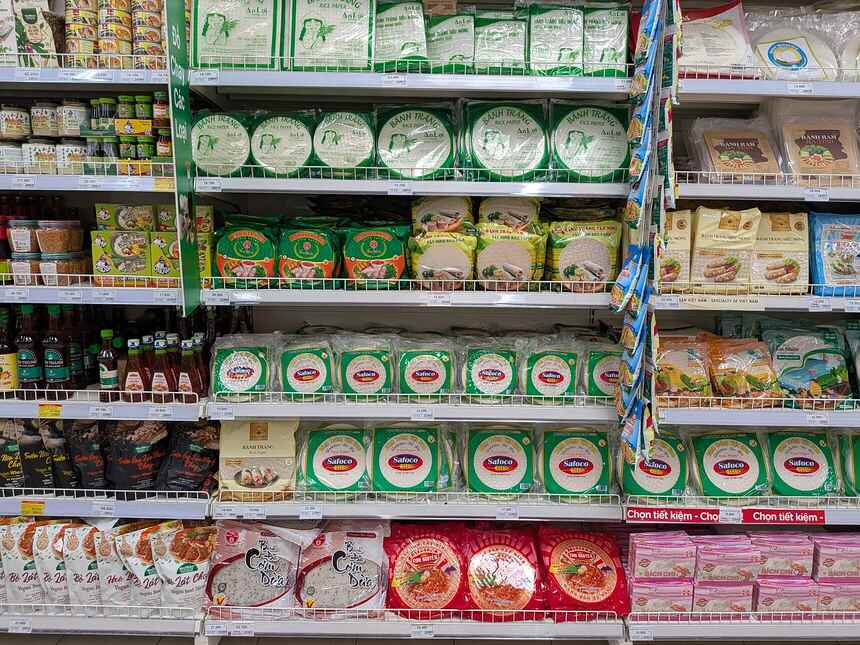 ハノイのスーパーのライスペーパー売り場。丸型と四角型が棚一面に並んでいる