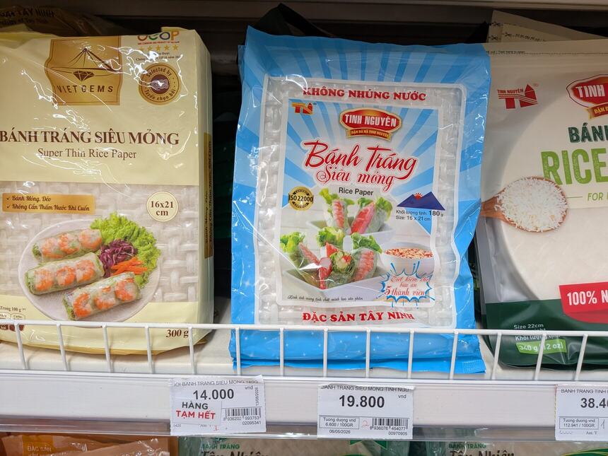 袋に「KHÔNG NHÚNG NƯỚC(水につけないで)」と印刷されたベトナムのライスペーパー