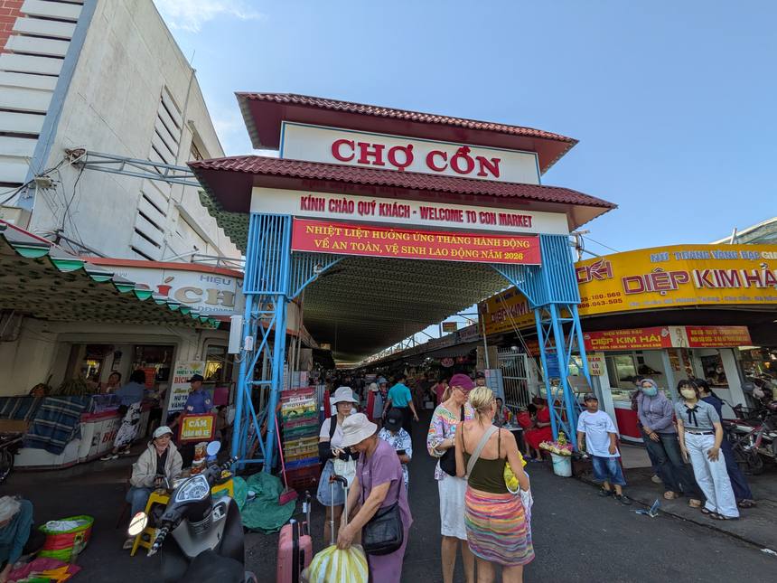 コン市場の入口ゲート。CHO CONの看板とWELCOME TO CON MARKETの英語表記が掲げられている