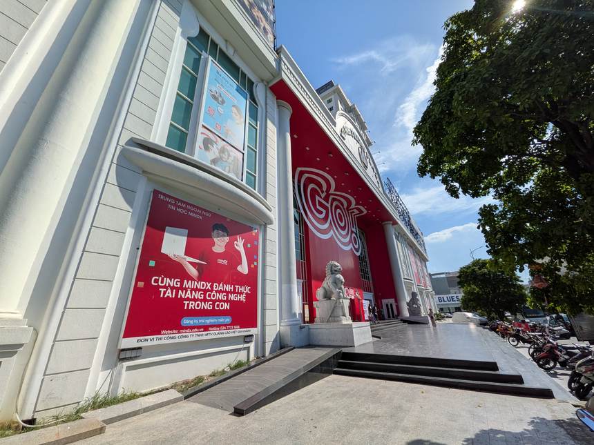 コン市場の斜向かいに建つ大型スーパーGO!の赤い外観