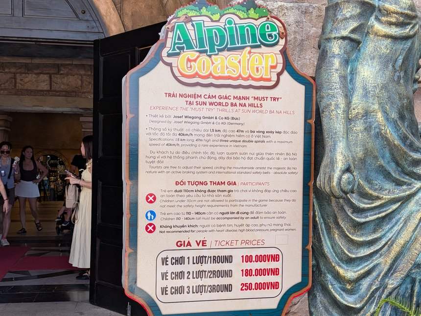 バーナーヒルズのアルペンコースターの料金と身長制限が書かれた案内板