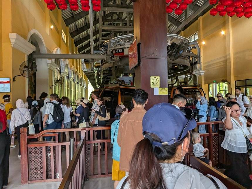 朝のホイアン駅でケーブルカーの乗車を待つ人の列