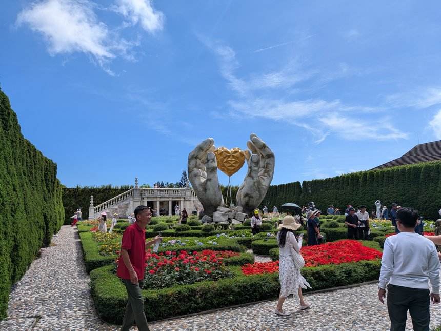バーナーヒルズの庭園ル・ジャルダン・ダムールに並ぶ花壇とハートのオブジェ