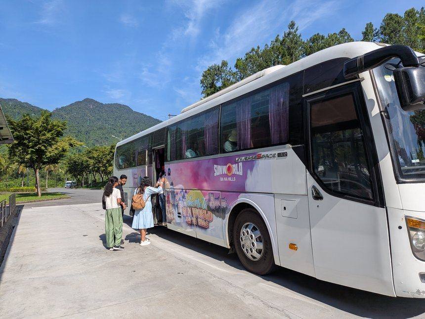 バーナーヒルズ麓の駐車場に停まるダナン市内からのシャトルバス
