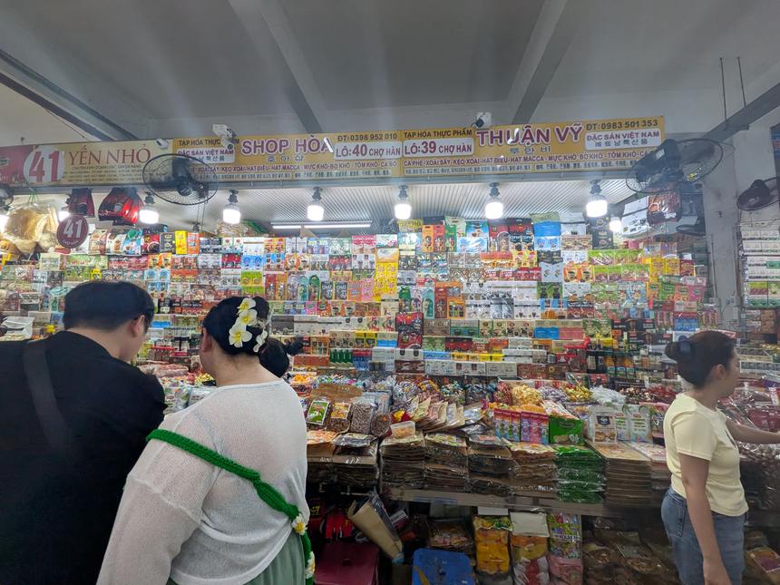 ハン市場1階の食品店。菓子やドライフルーツが天井近くまで積まれ、店番号の看板が並ぶ