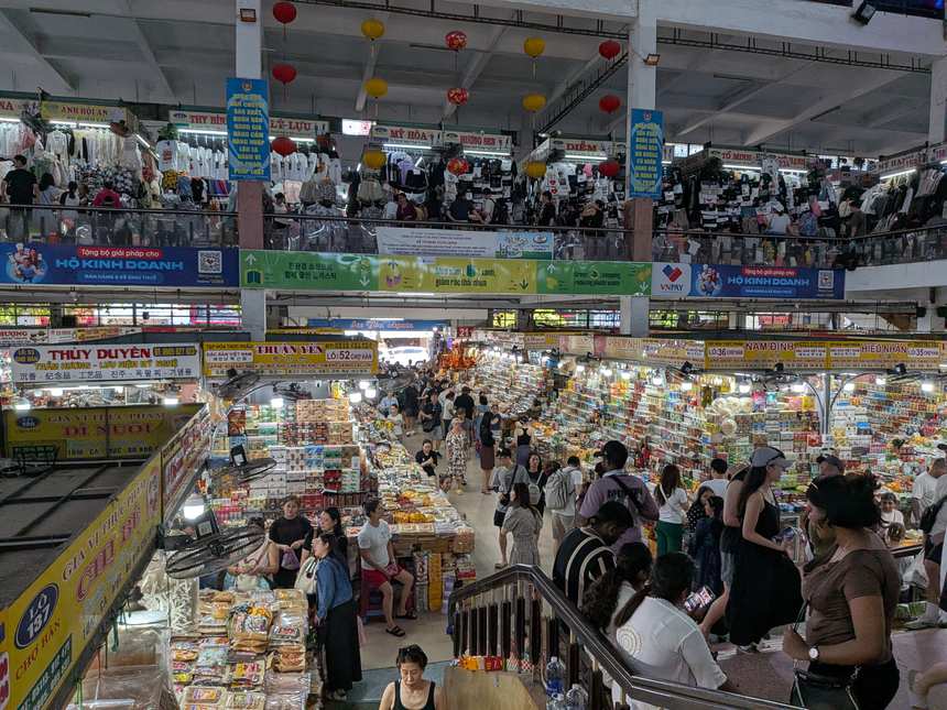 ハン市場の吹き抜け。下の階に食品店、上の階に衣類の店が並ぶ2階建ての構造