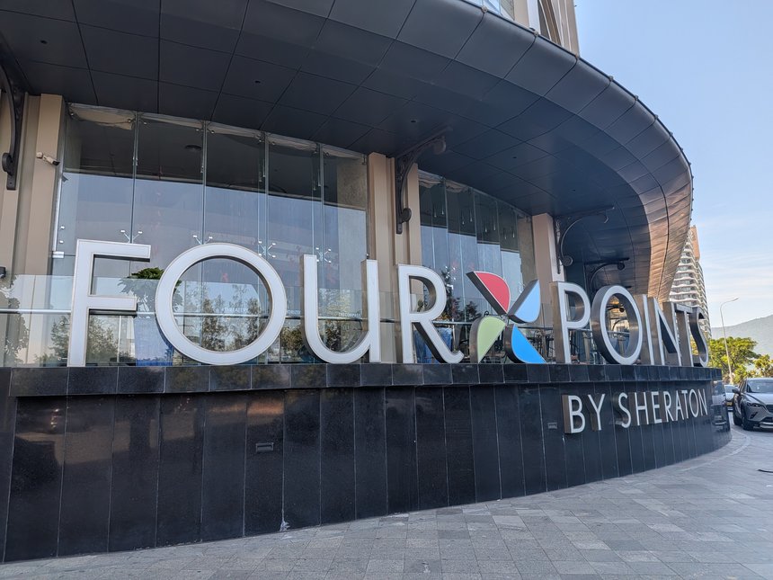 Four Points by Sheraton ダナンの外観とエントランスのサイン