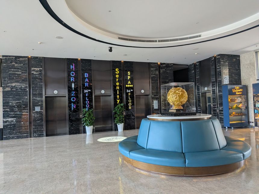 Four Points by Sheraton ダナンの吹き抜けのロビーと金色のオブジェ
