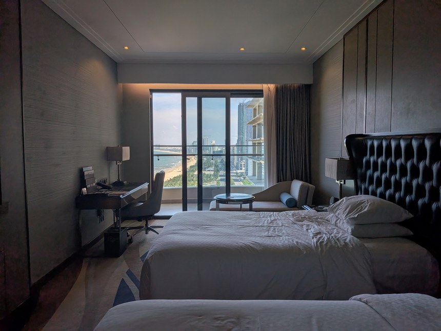 Four Points by Sheraton ダナンのツインルーム。窓の先にミーケビーチと隣接するビルが見える