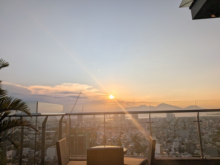 プリンスホテルダナン26階のルーフトップバーThe Speakeasyから見たダナンの夕景