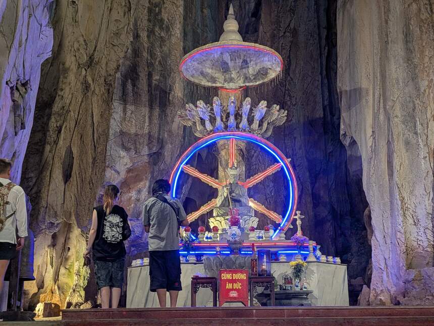 アンフー洞窟の内部。青い照明に照らされた仏像と祭壇