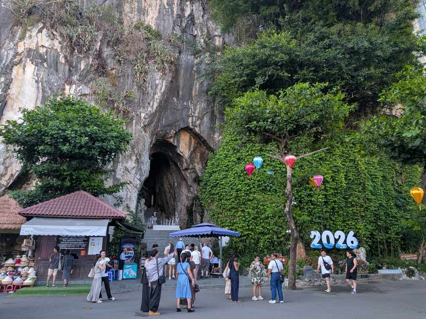 9時過ぎの五行山の広場。ツアー客で埋まっている