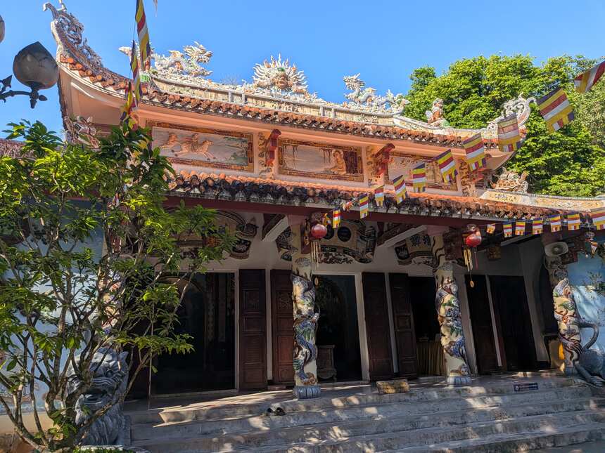 五行山のタムタイ寺の本堂。屋根に龍の装飾が乗っている
