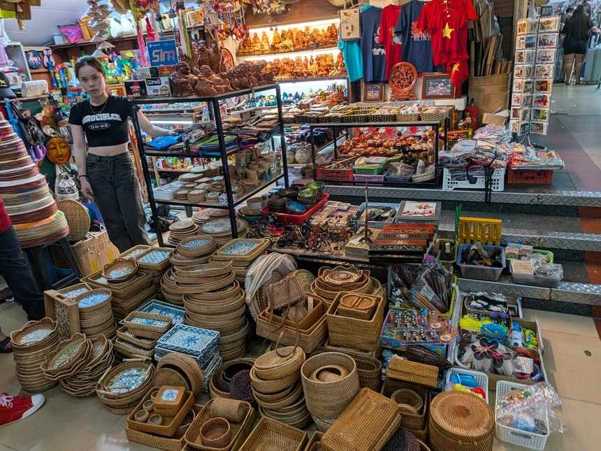 ドンスアン市場の土産物売り場。ラタンのかごと木彫り、ノンラーが並ぶ