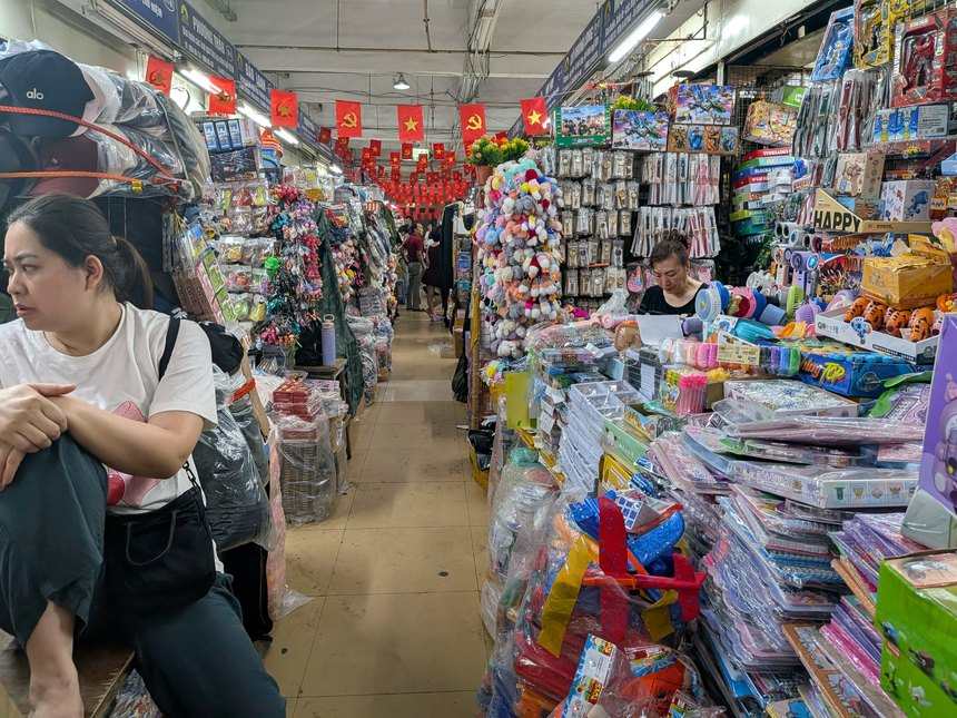 ドンスアン市場のおもちゃ・文具売り場。人ひとりがすれ違うのがやっとの狭い通路
