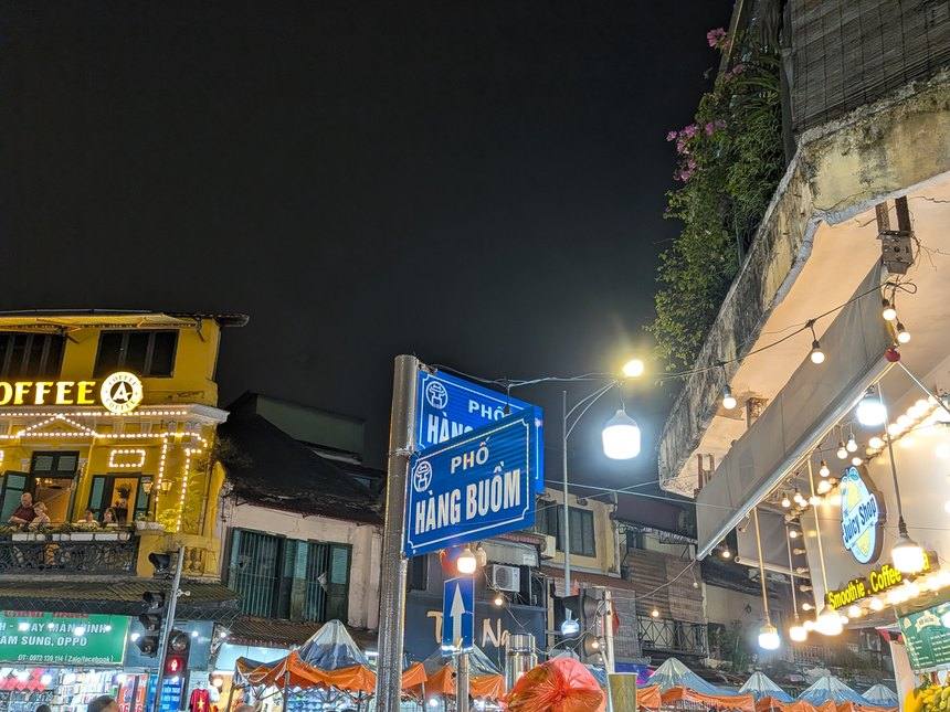 夜のハンブオム通りの標識と、その先に続くナイトマーケットの屋台