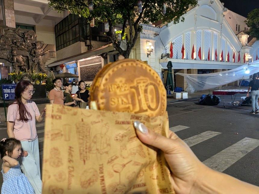 ハノイのナイトマーケットで買ったバインドンスー。10,000ドン硬貨をかたどった薄いチーズケーキ