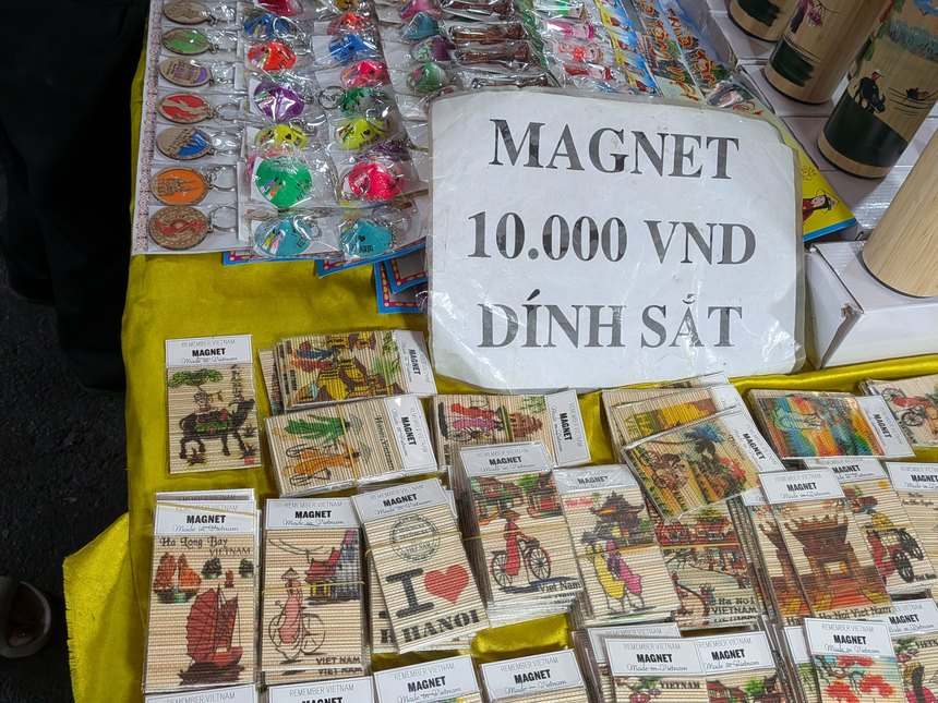 ハノイのナイトマーケットの土産物屋。「MAGNET 10.000 VND」と書かれた値札とマグネットが並ぶ