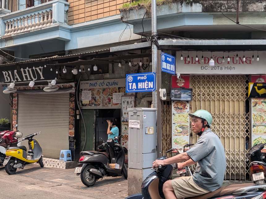昼のターヒエン通り。ビアホイの店はシャッターが閉まり、プラスチック椅子も出ていない静かな住宅街の風景