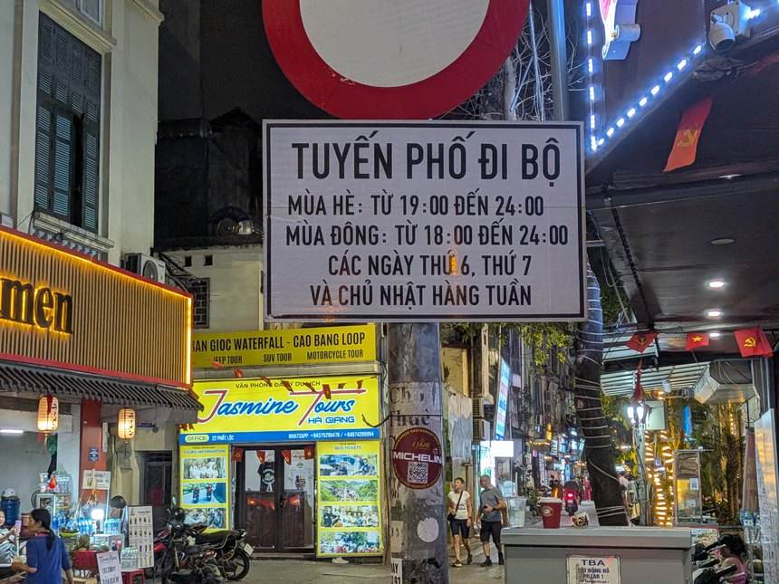 ハノイ旧市街の歩行者天国の標識。夏は19時から24時、冬は18時から24時、毎週金・土・日と表示されている