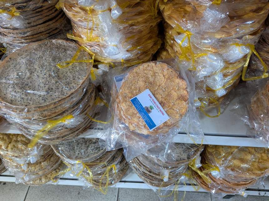 Bột's Foodに積まれたベトナムのライスペーパー（バインチャン）。薄手・ごま入り・揚げたものなど種類が並ぶ