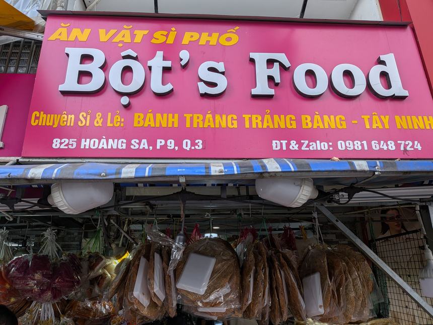 ホーチミン3区のBột's Food店頭。タイニン省チャンバン産バインチャン（ライスペーパー）専門の看板と、吊り下げられた袋