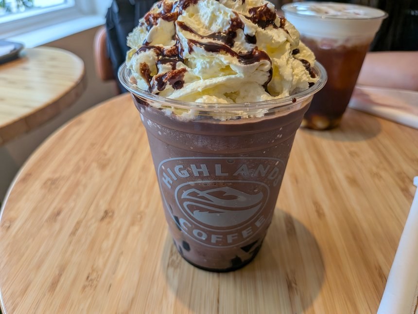 ハイランズコーヒーのチョコレートフリーズ。生クリームがのっている