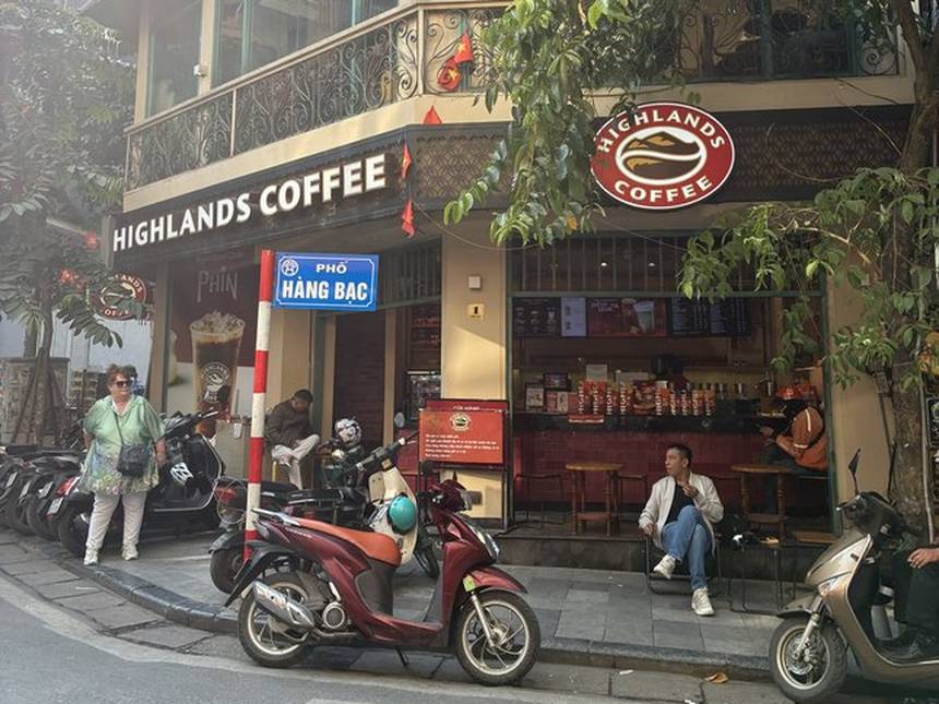 ハノイ旧市街ハンバック通りにあるハイランズコーヒーの店舗外観