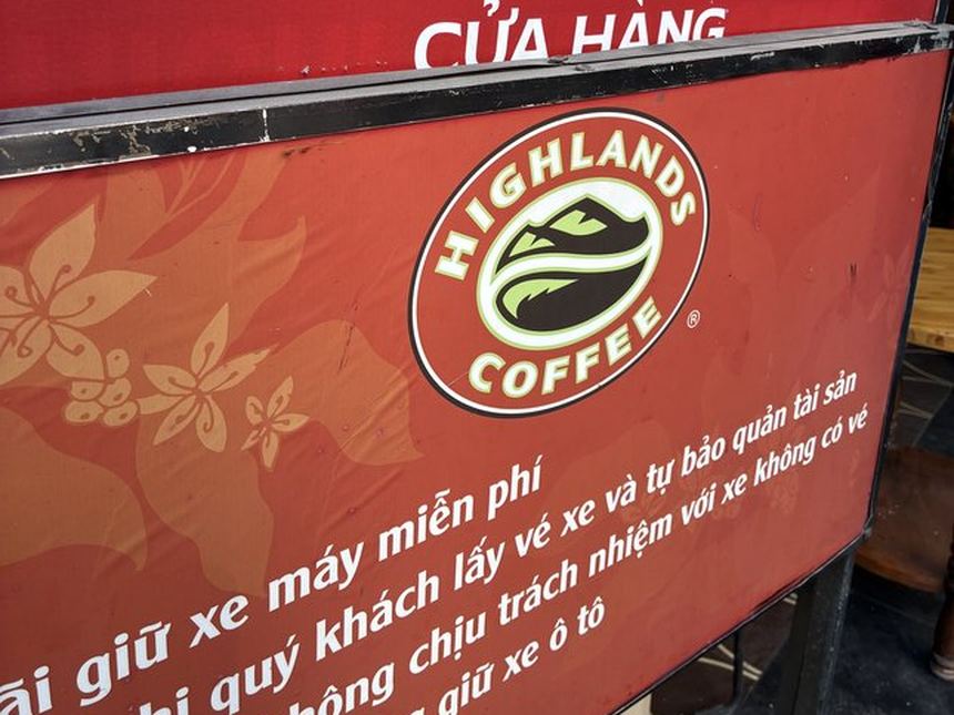 ハイランズコーヒーの店頭にあるバイク駐車についての掲示