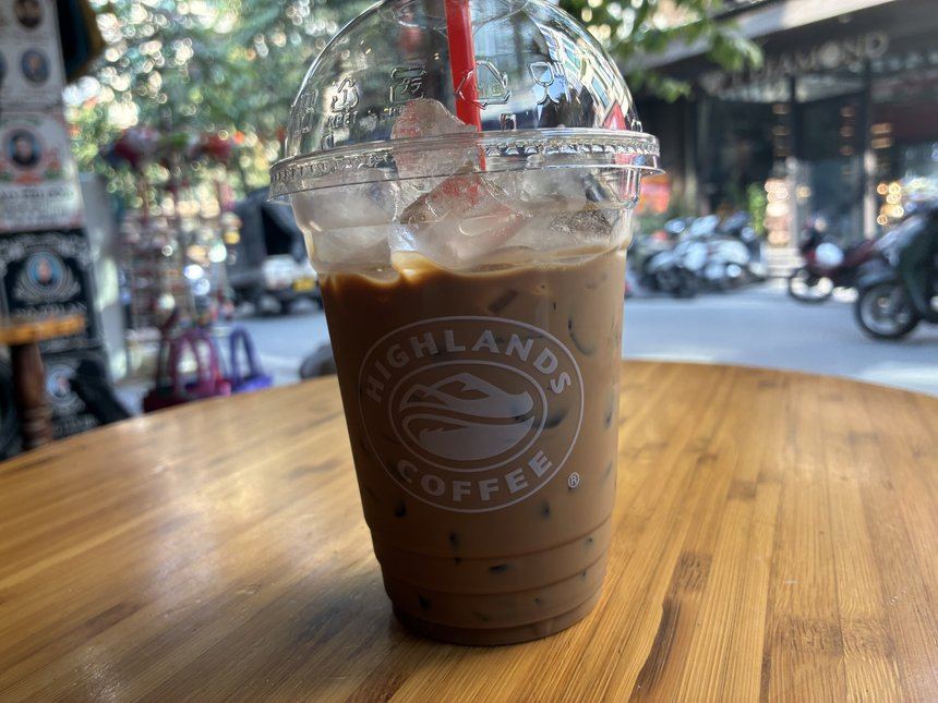ハイランズコーヒーのテイクアウトカップに入ったアイスのベトナムコーヒー