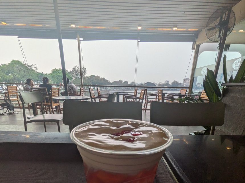 ハイランズコーヒー船型店舗のオープンデッキから見たトゥックバック湖