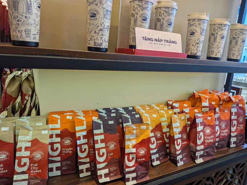 ハイランズコーヒーの棚に並ぶBinh Au Lacシリーズのタンブラー