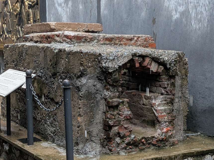 ホアロー刑務所のJ棟の中庭に残る下水口。1945年の脱獄に使われた