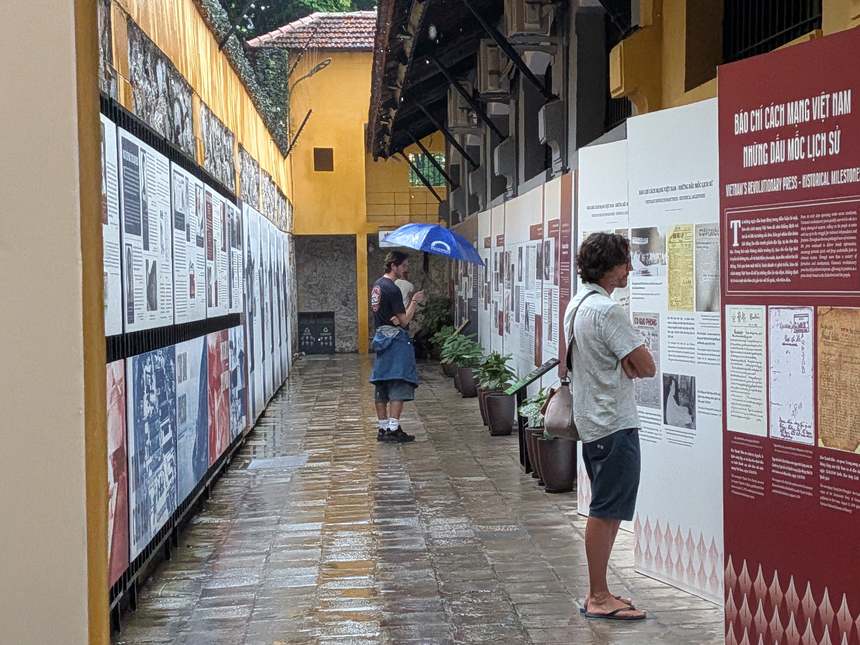 ホアロー刑務所の屋外通路に並ぶ企画展のパネル